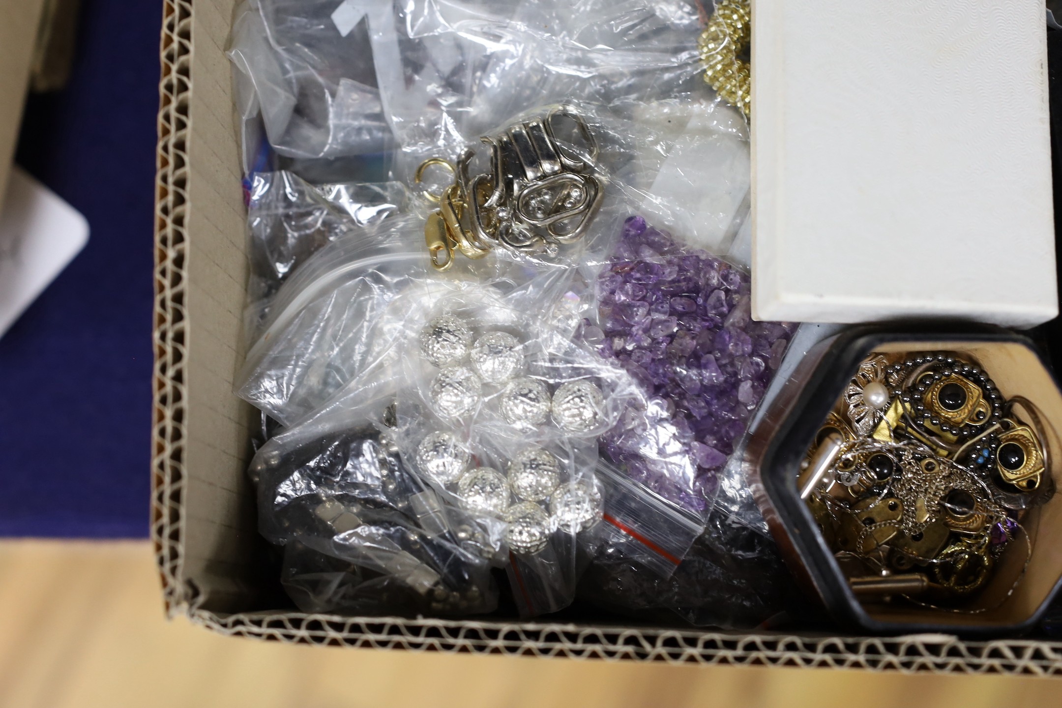 A quantity of assorted costume jewellery.